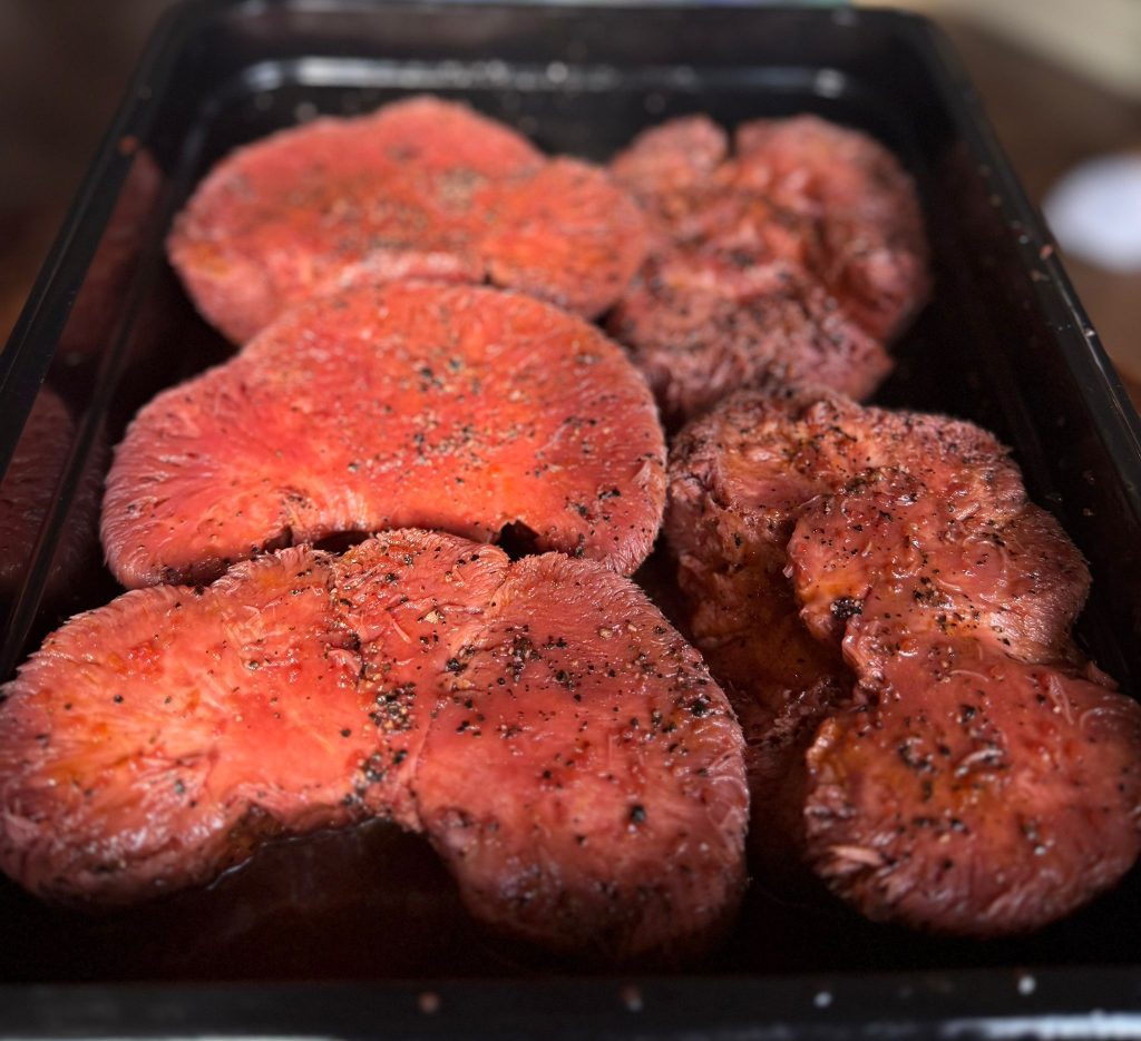 Steak de champignon végétal servi comme un repas gourmet vegan sain à base de champignons Lion’s Mane.
